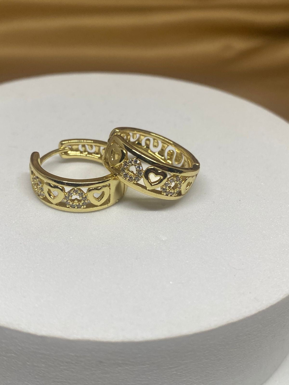 A26207 Arete con piedra y corazones   Material: Oro Laminado 14k.