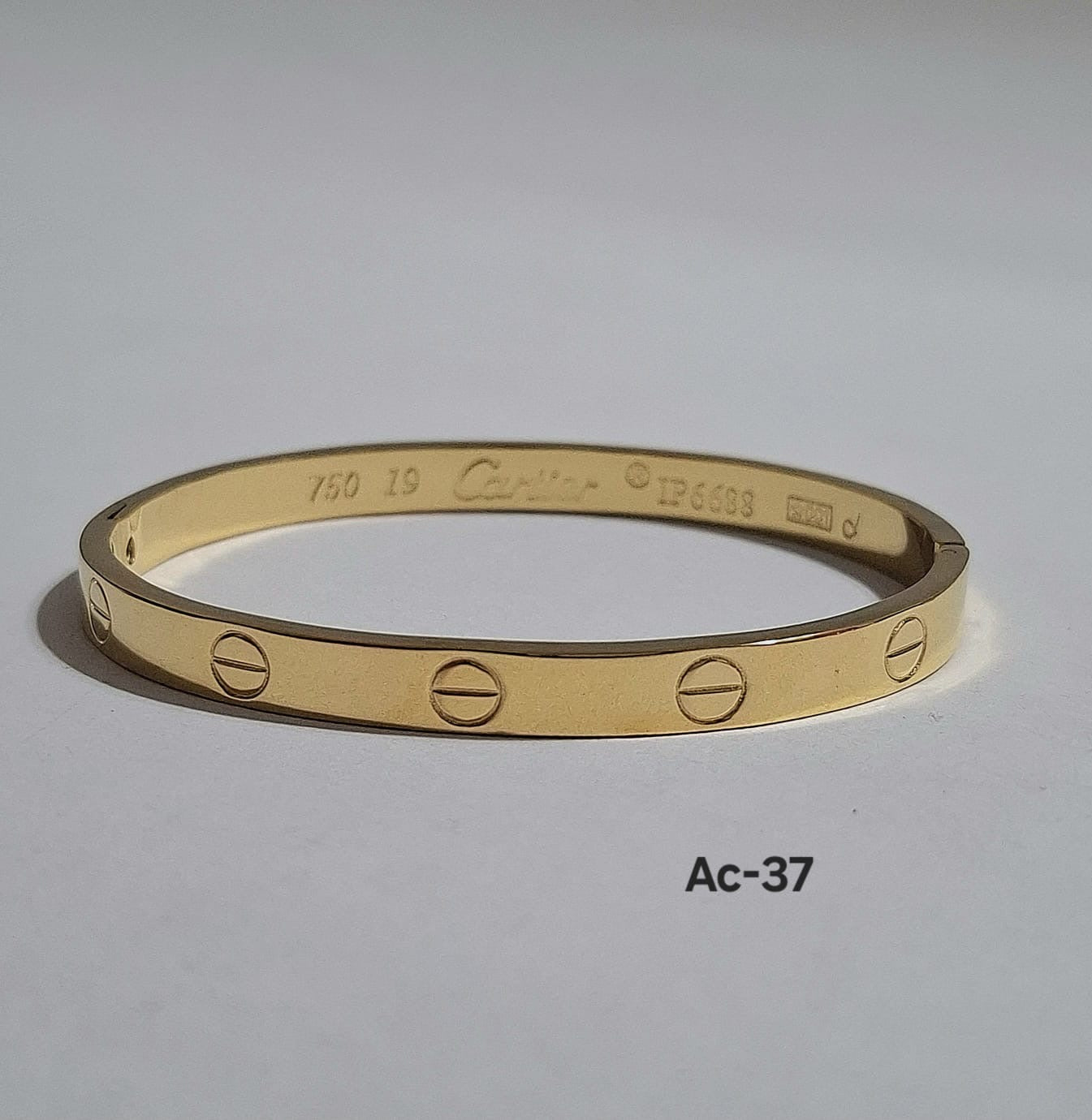 Ac-37 Brazalete en acero inoxidable.
