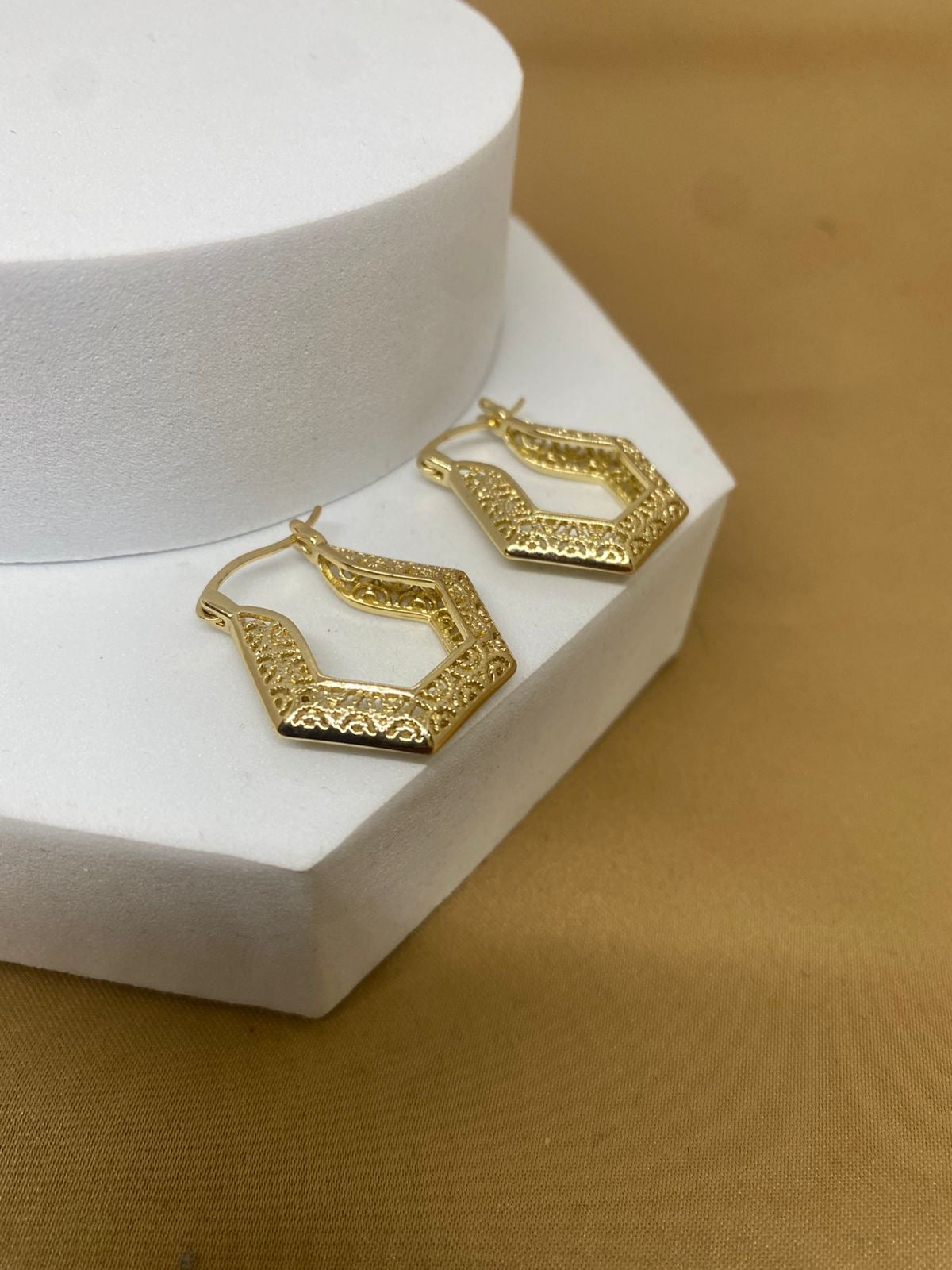 A26523 Arracada Canasta  Material: Oro laminado 14k