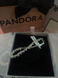 P60 Brazalete Corazón Triple Piedra  Incluye caja. Material: Baño de plata.