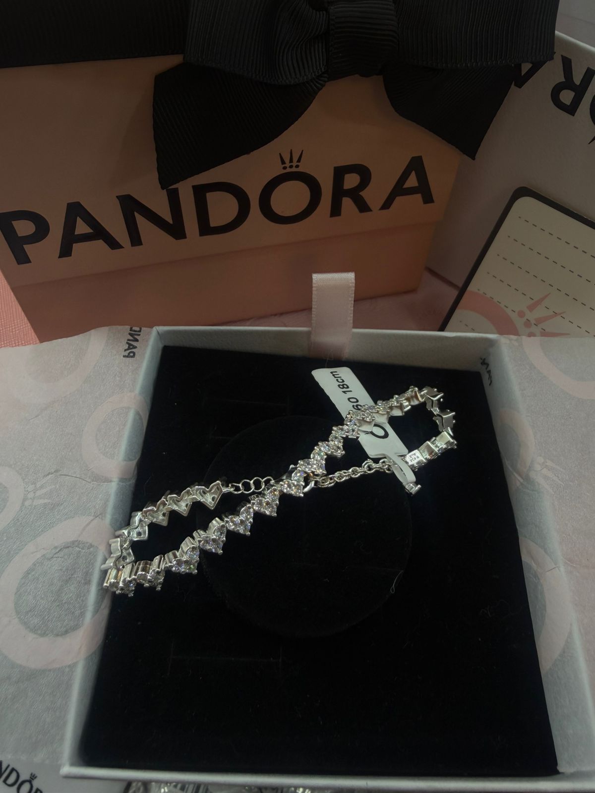 P60 Brazalete Corazón Triple Piedra  Incluye caja. Material: Baño de plata.