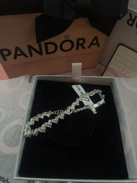 P60 Brazalete Corazón Triple Piedra  Incluye caja. Material: Baño de plata.