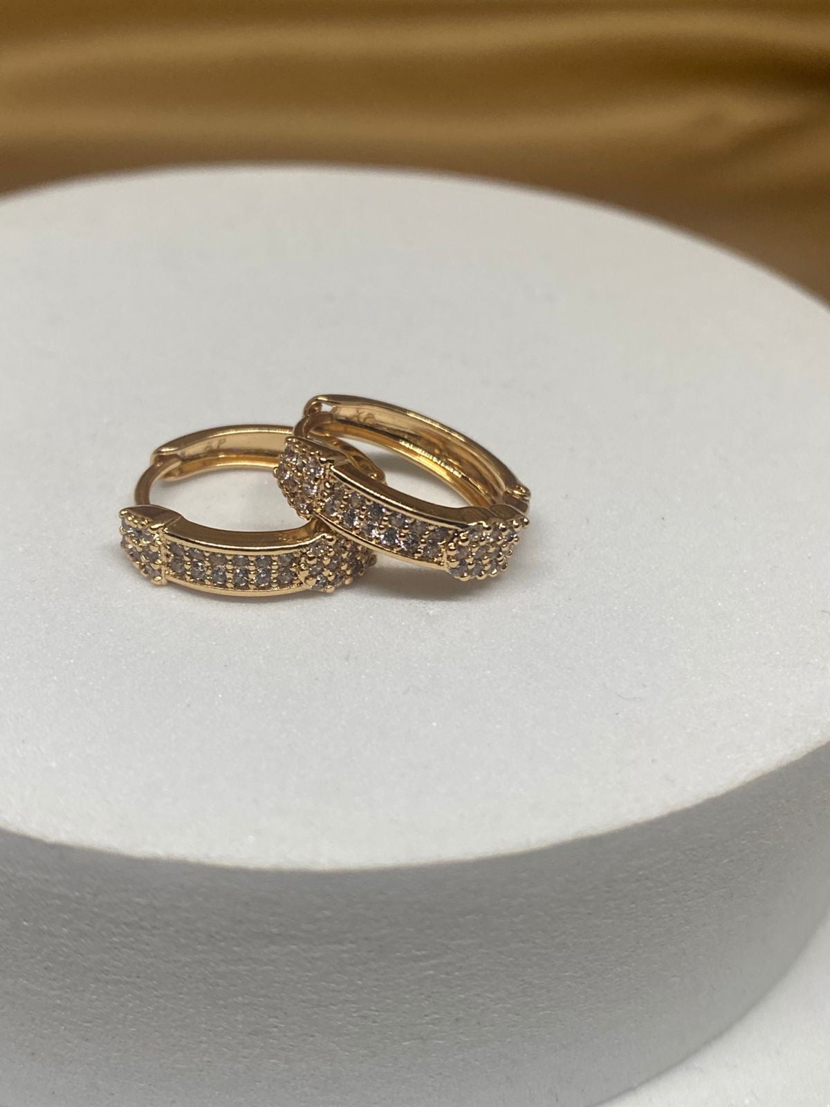 A26206 Arete con piedra  Material: Oro Laminado 18k.