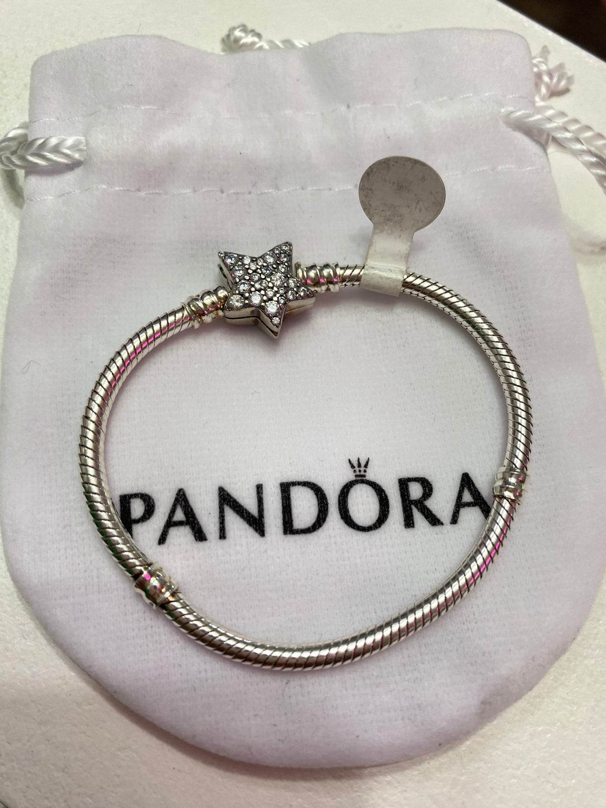 P15 Brazalete estilo Pandora incluye caja. Material: Baño de plata.