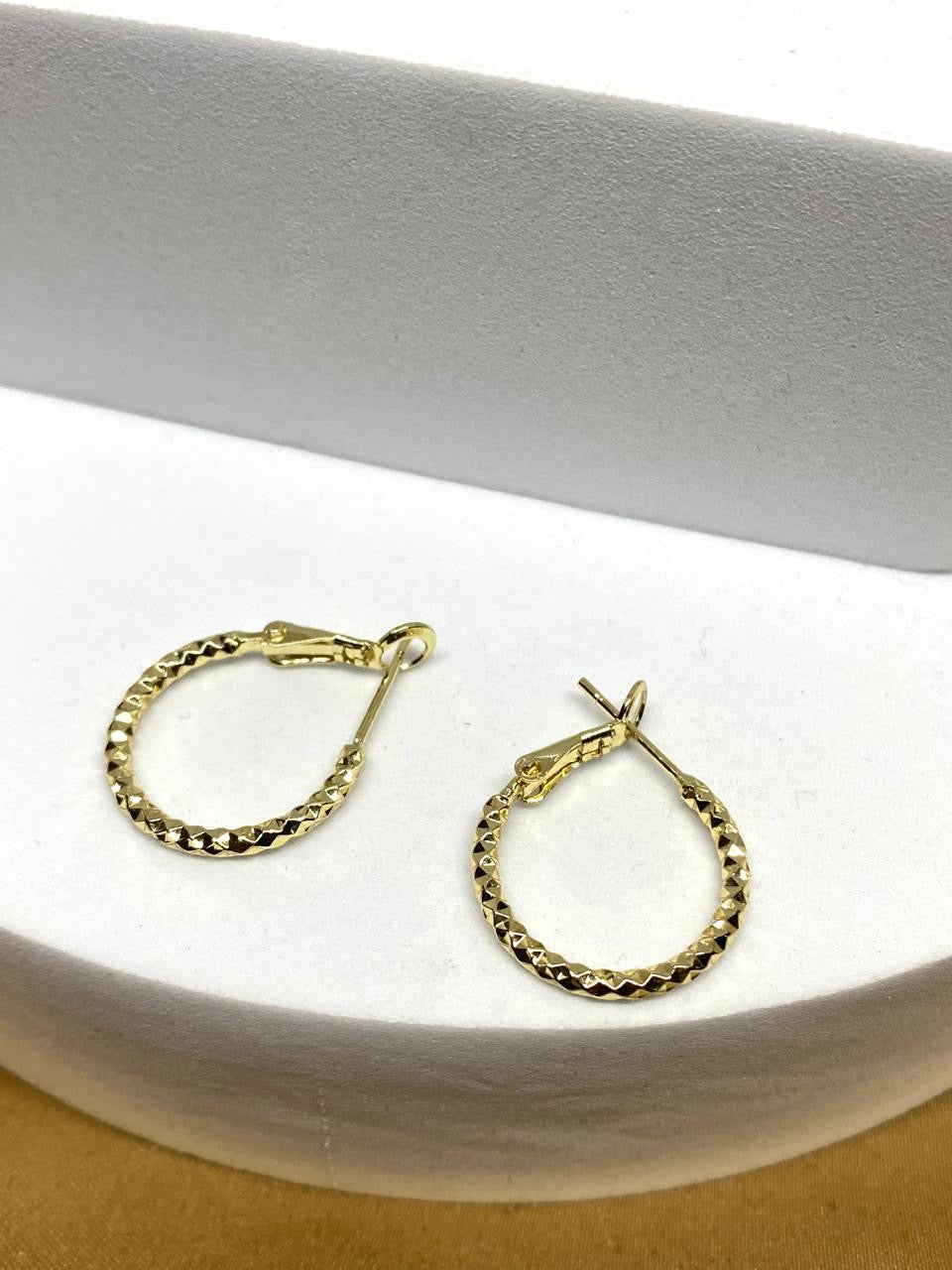 A26122 Arracada chica     Material: Oro Laminado 14k