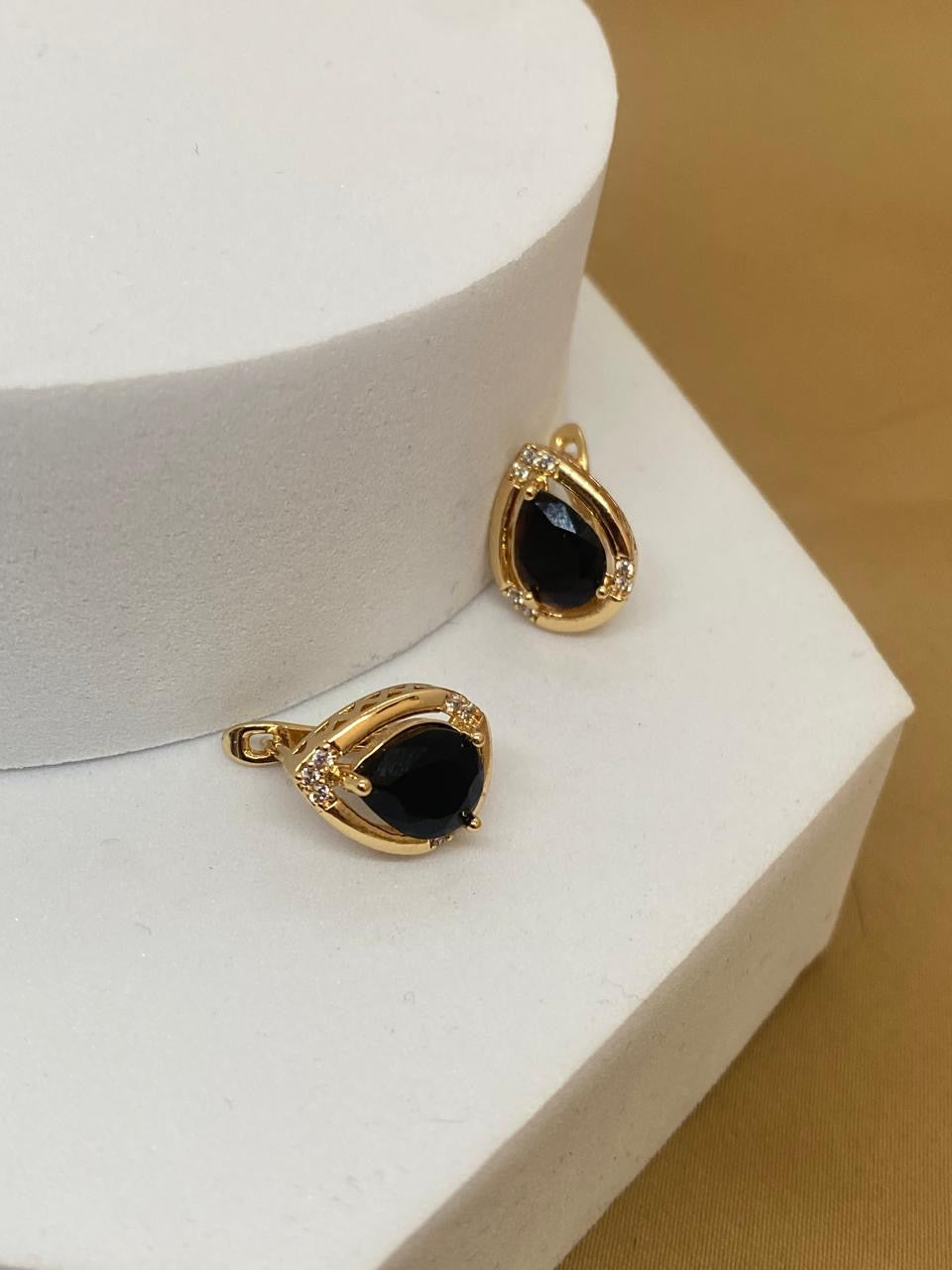 A26505 arete con piedra negra Material: Oro Laminado 18k
