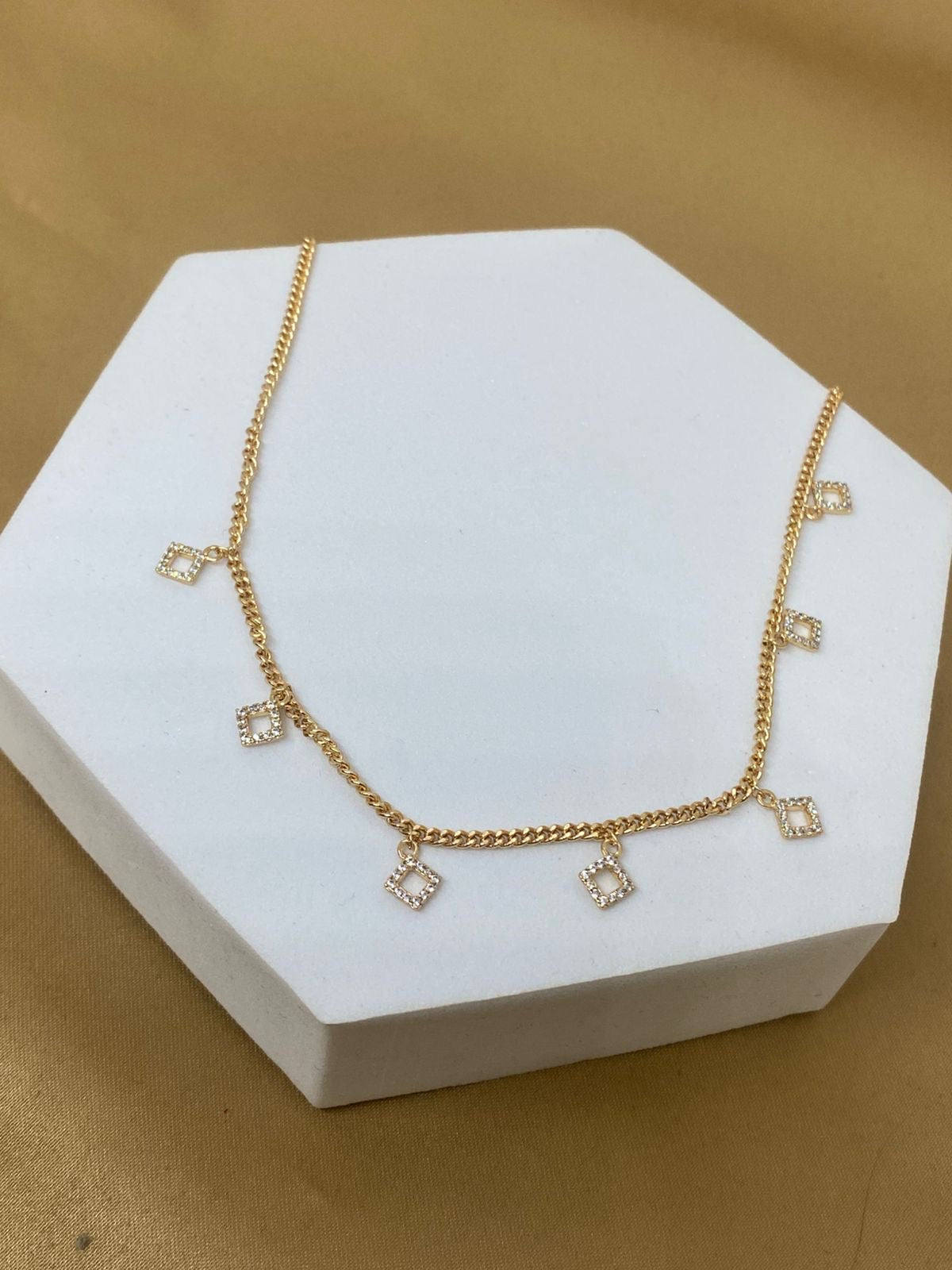 C26538 Collar con cuadros con brillo  Material: Oro laminado 18k