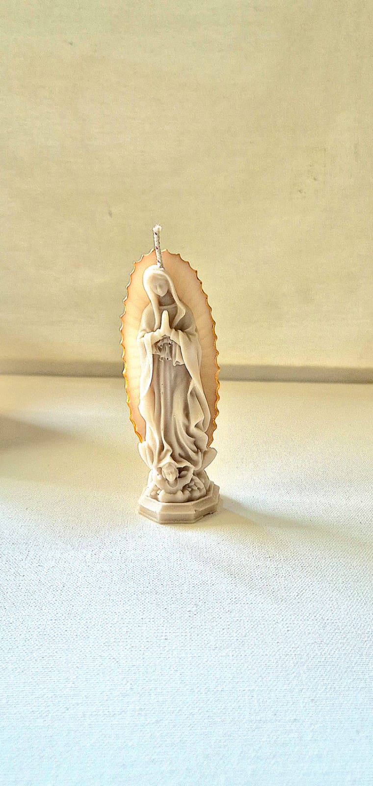 Vela virgen de Guadalupe  Aroma Manzana-Canela  Color Beige con toque Dorado