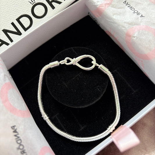 P27 Brazalete estilo Pandora incluye caja. Material: Baño de plata.