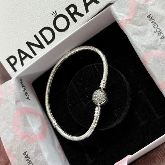 P07 Brazalete estilo Pandora incluye caja. Material: Baño de plata.