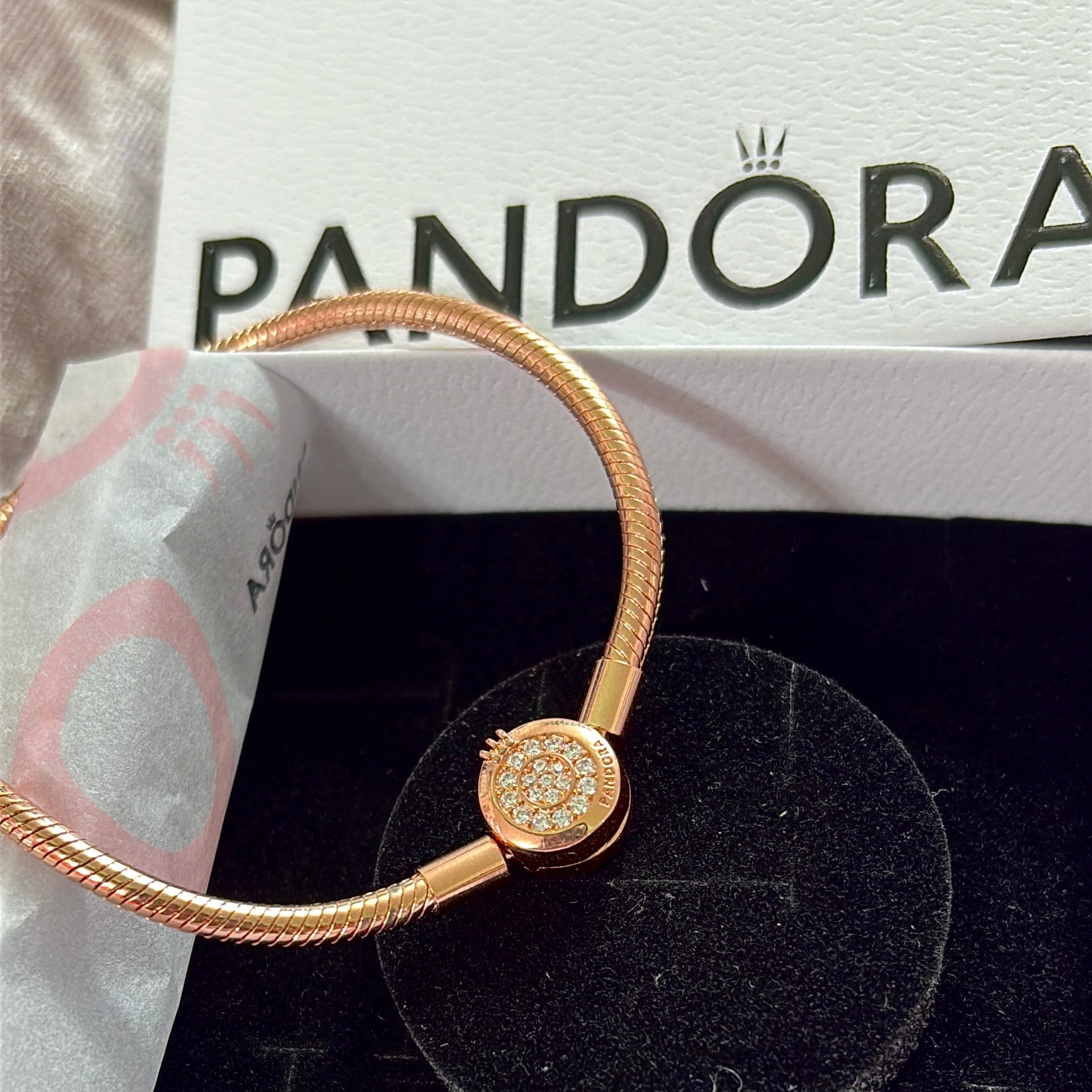 P14 Brazalete estilo Pandora incluye caja. Material: Baño de plata.