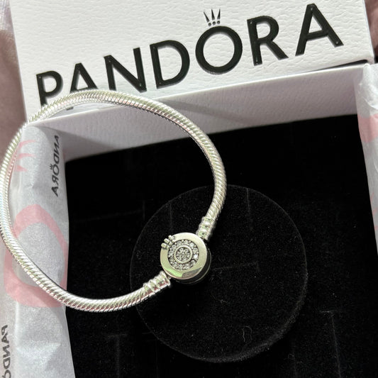 P08 Brazalete estilo Pandora Incluye caja. Material: Baño de plata.