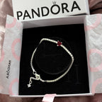 P44 Pulsera Corazón Brillante Rojo Incluye caja. Material: Baño de plata