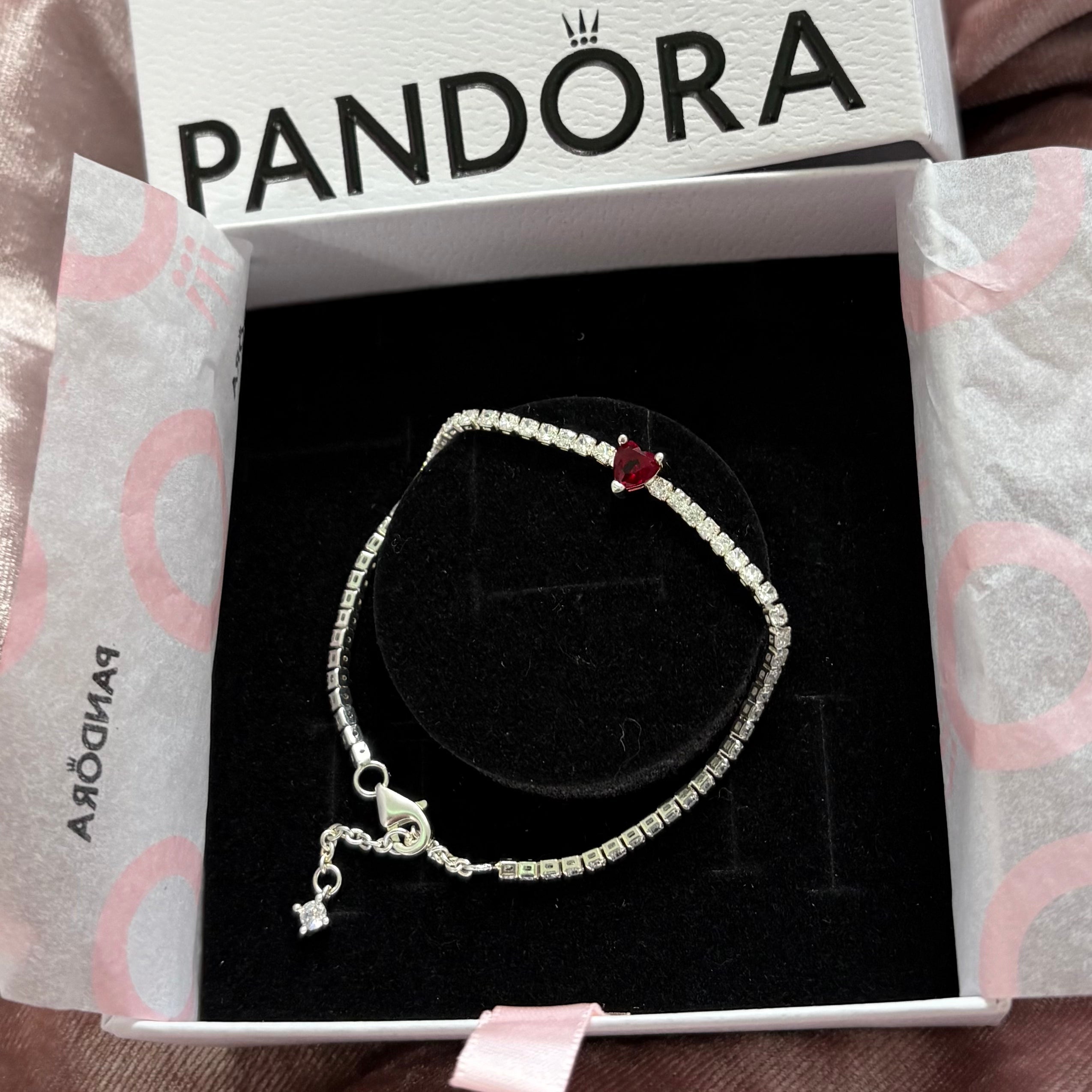 P44 Pulsera Corazón Brillante Rojo Incluye caja. Material: Baño de plata