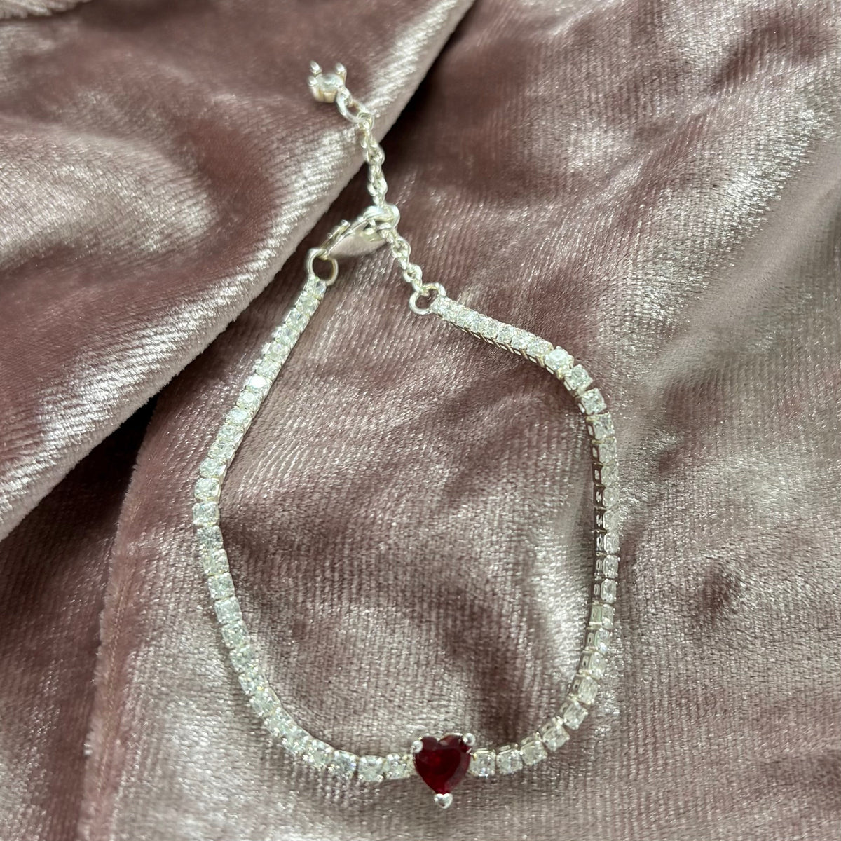 P44 Pulsera Corazón Brillante Rojo Incluye caja. Material: Baño de plata