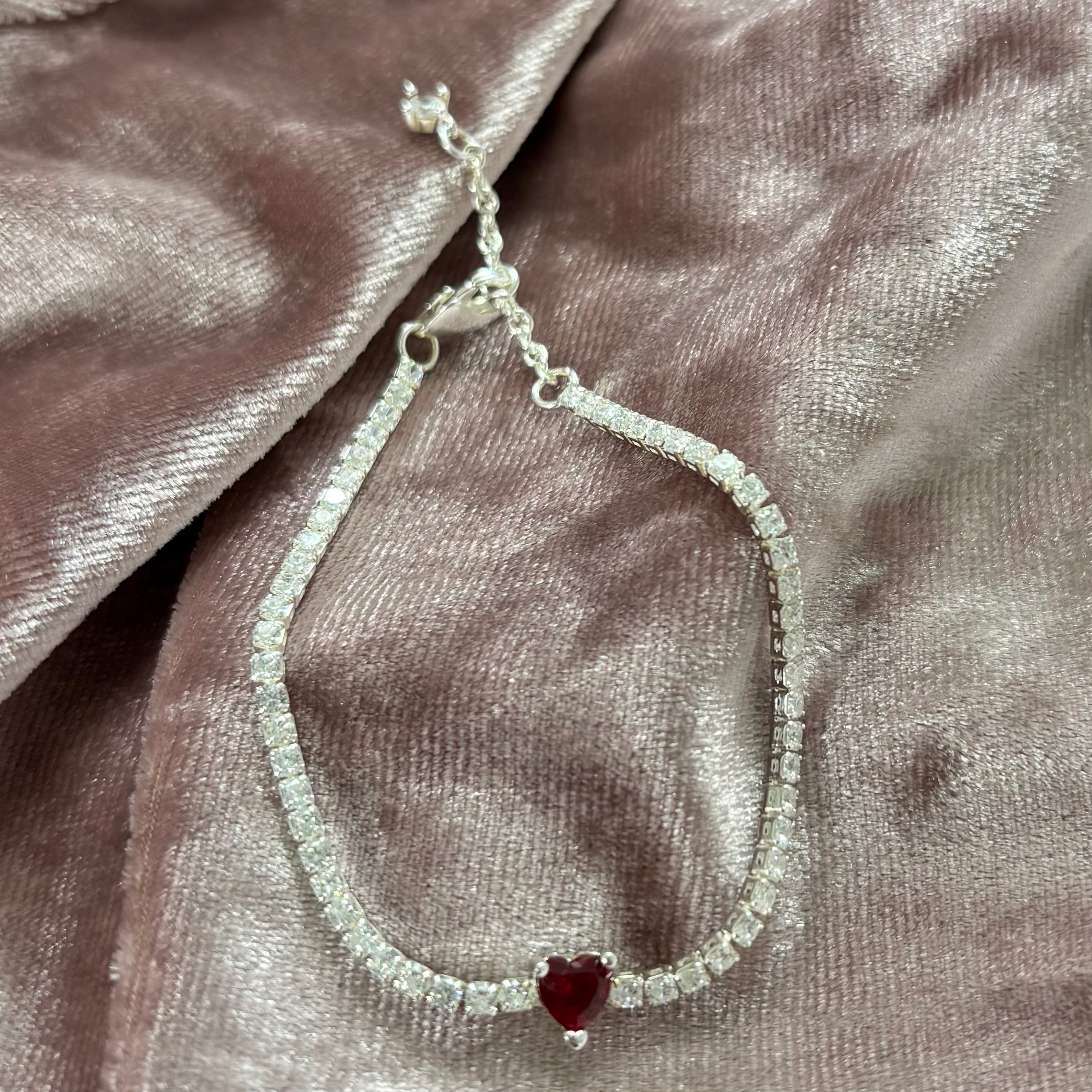 P44 Pulsera Corazón Brillante Rojo Incluye caja. Material: Baño de plata