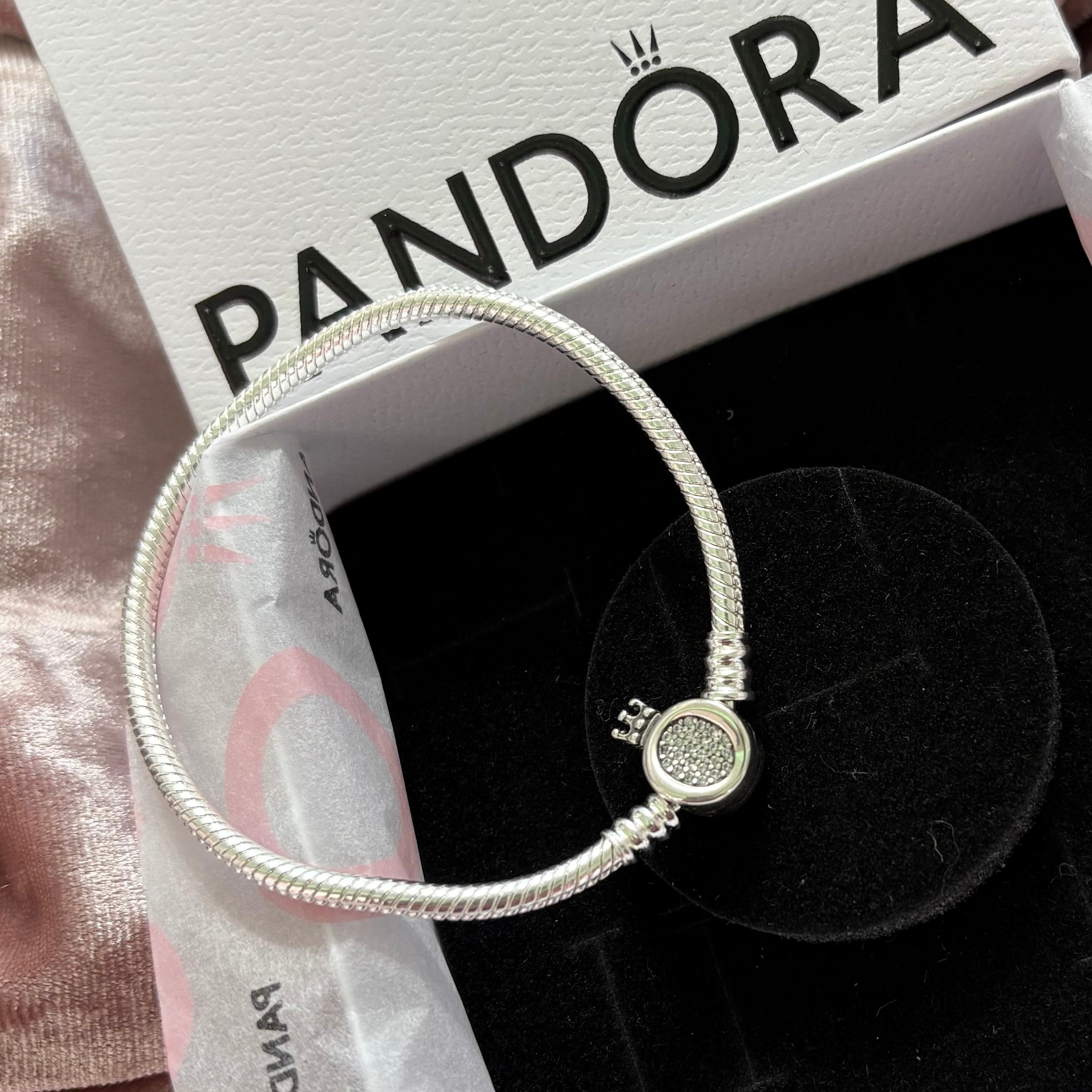 P01 Brazalete estilo Pandora incluye caja. Material: Baño de plata.