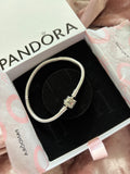 P29 Brazalete estilo Pandora incluye caja. Material: Baño de plata.