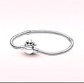 P26 Brazalete Stitch estilo Pandora incluye caja. Material: Baño de plata.