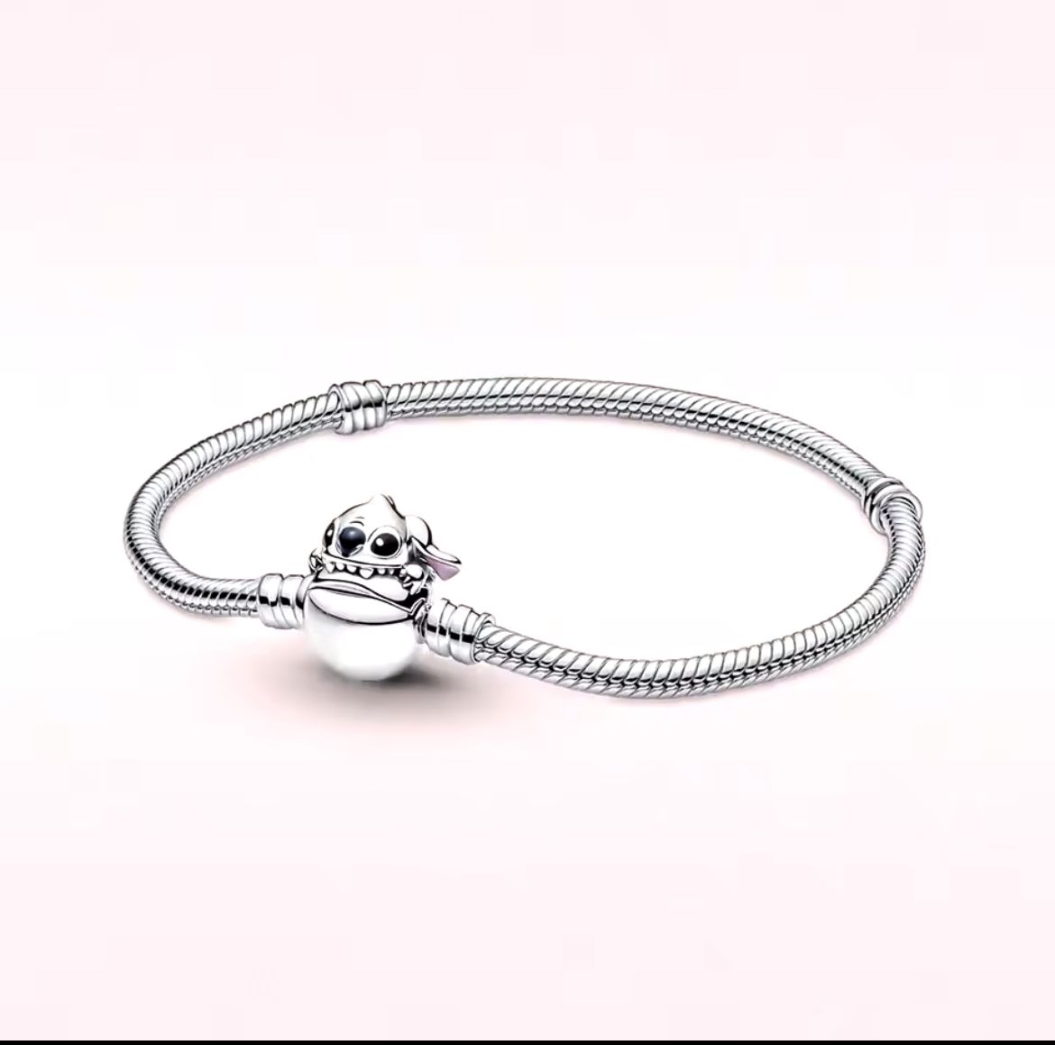 P26 Brazalete Stitch estilo Pandora incluye caja. Material: Baño de plata.