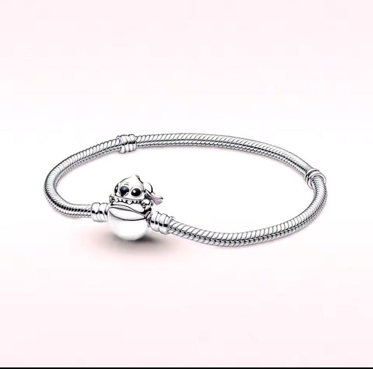 P26 Brazalete Stitch estilo Pandora incluye caja. Material: Baño de plata.
