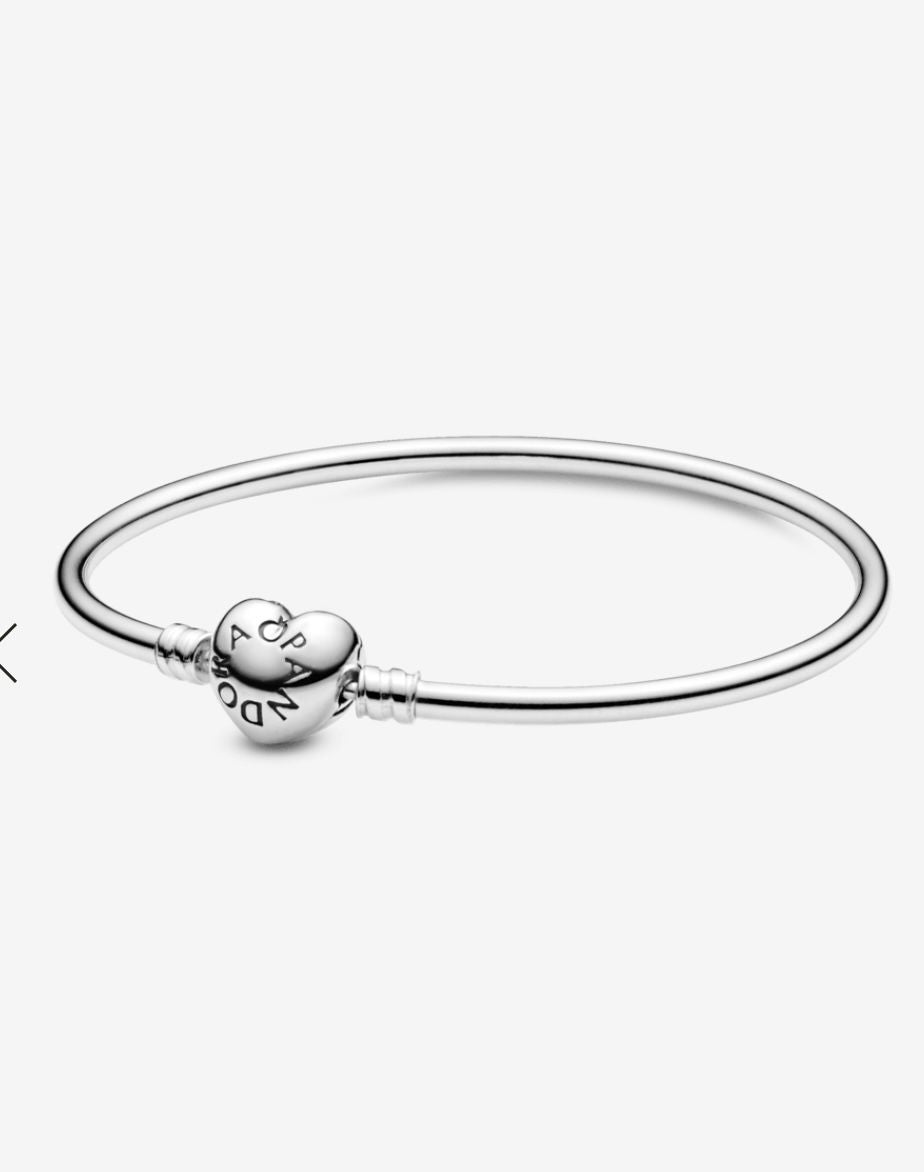 P28 Brazalete estilo Pandora Incluye caja Material: Baño de plata.