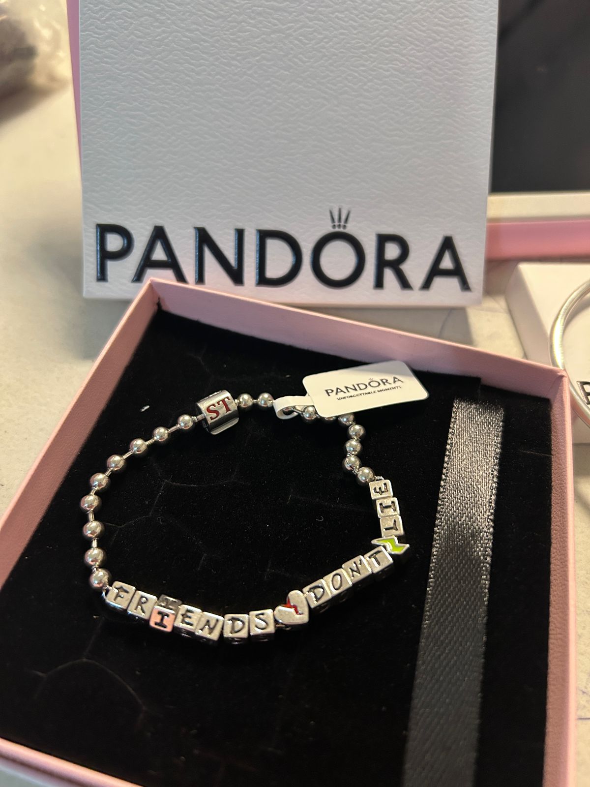 P47 Pulsera Stranger Things estilo Pandora incluye caja. Material: Baño de plata.