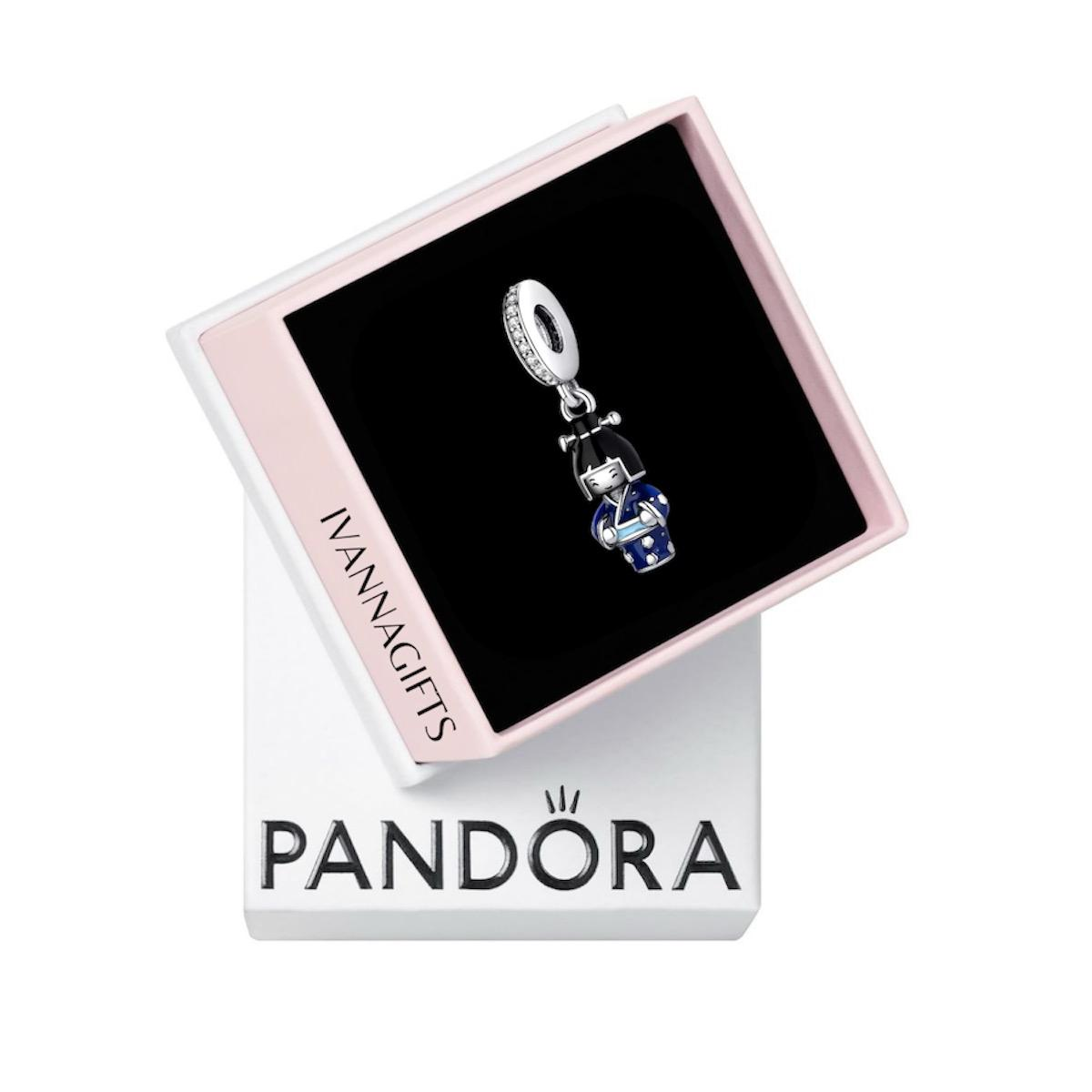 CHP082 - Charm colgante muñeca Japonesa con kimono azul.