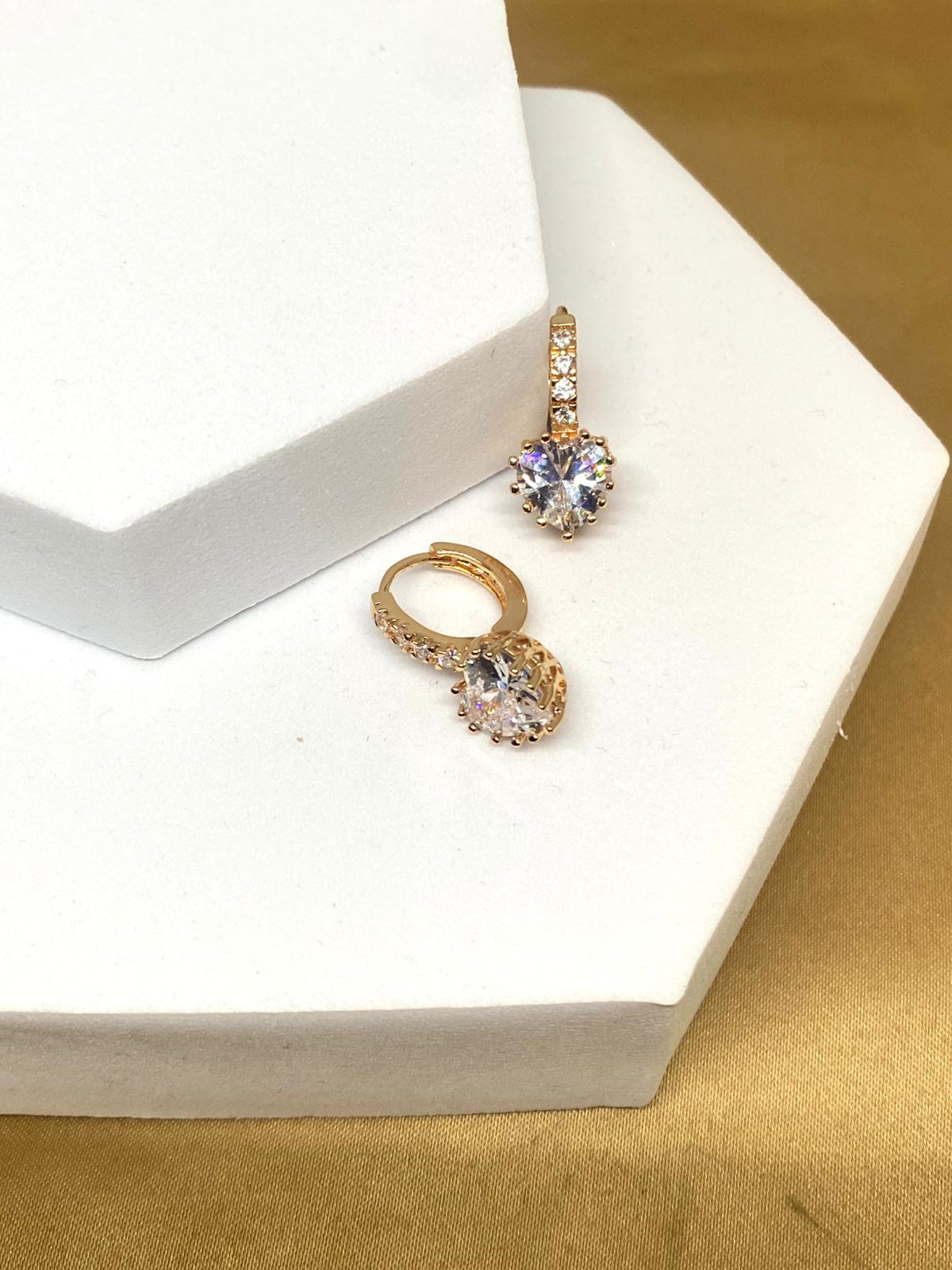 A26392 Arete con corazón piedra blanca. Material: Oro Laminado 18k