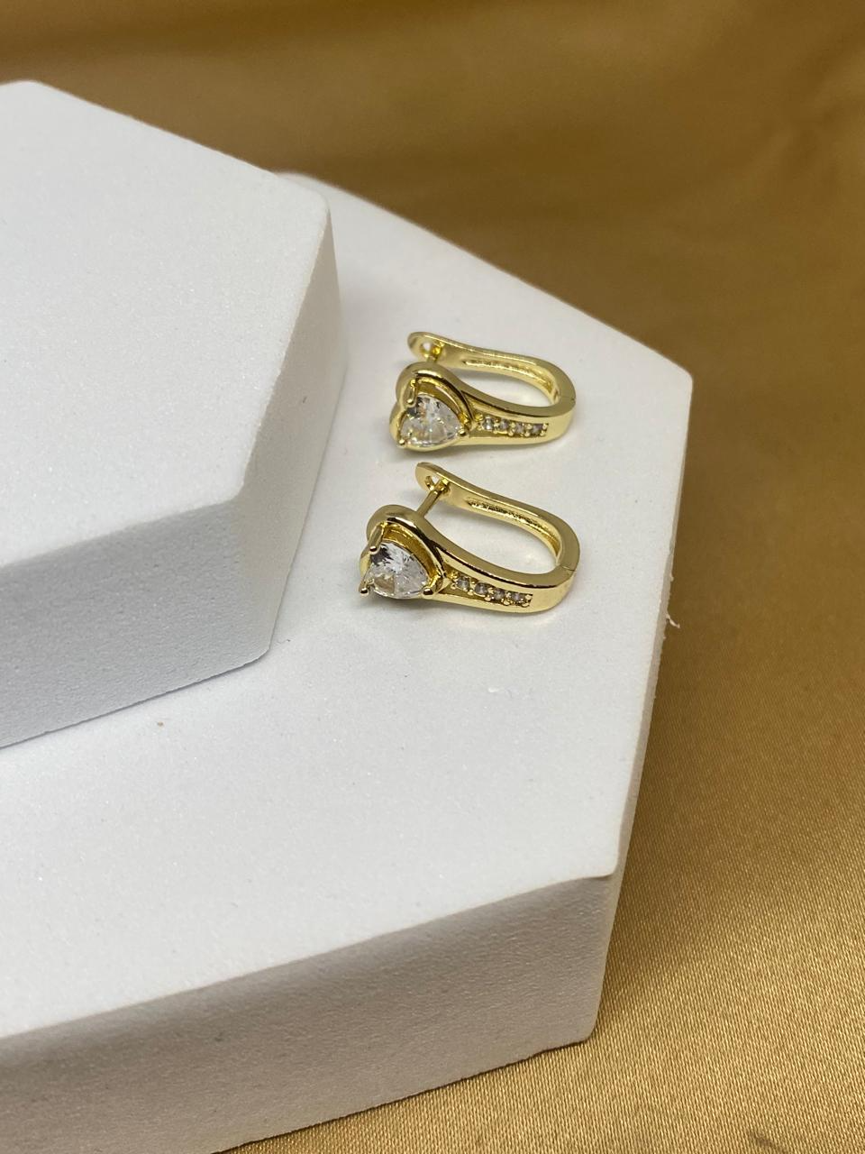 A26417 Arete con corazón  Material: oro Laminado 14k