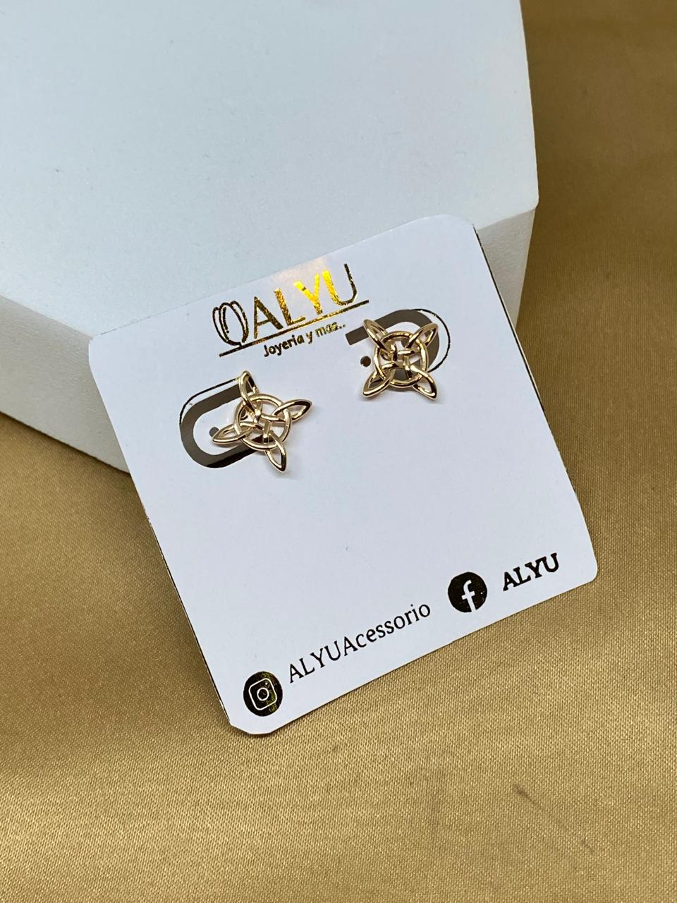 A26419 Arete nudo de bruja  Material: Oro Laminado 18k