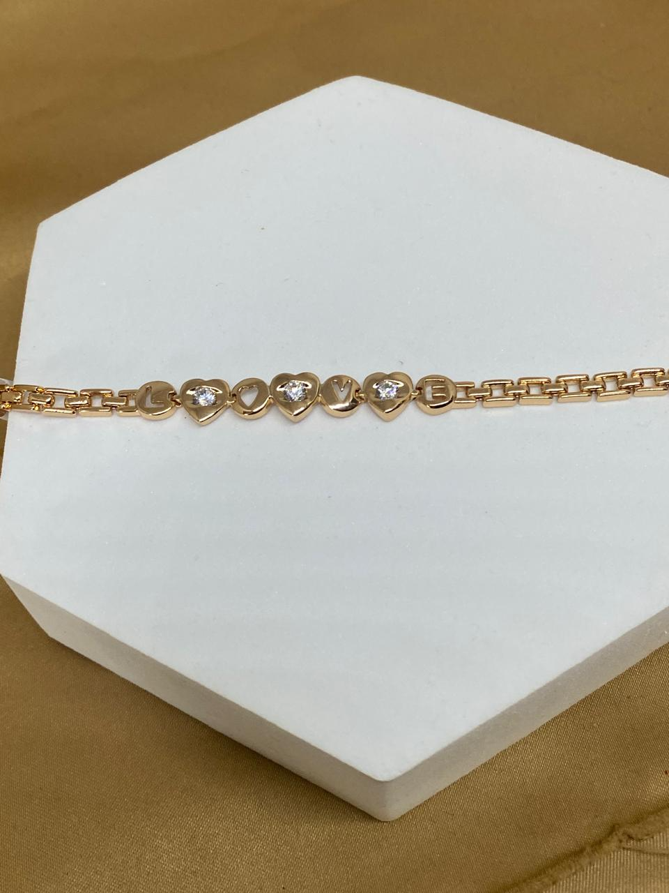P26494 Pulsera LOVE.                                 Material: Oro Laminado 18k.