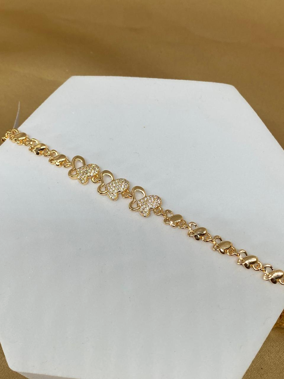 P26492 Pulso con mariposas con piedra. Material: Oro Laminado 18k.