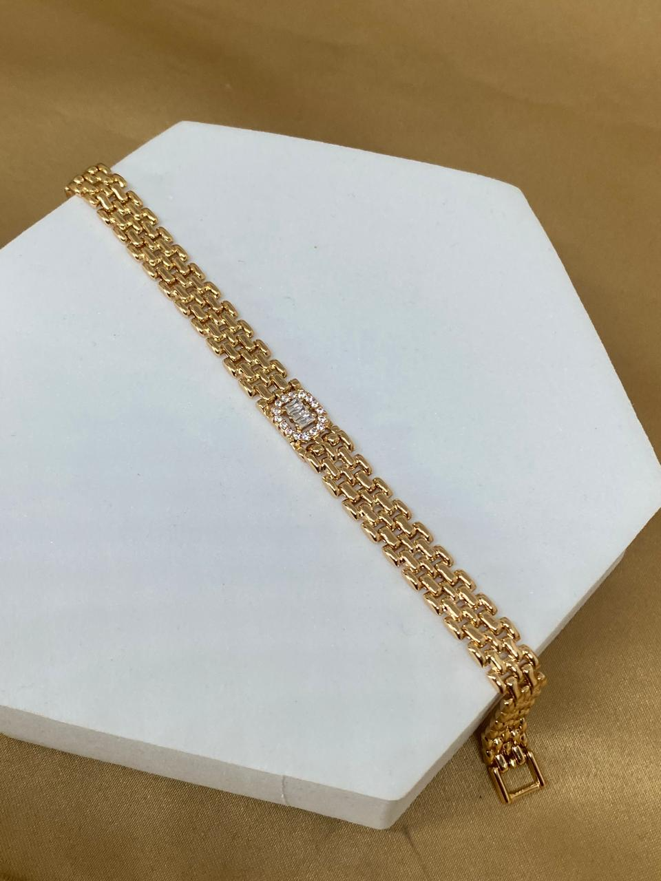 P26491 Pulso grueso con piedra cuadrada.   Material: Oro Laminado 18k.