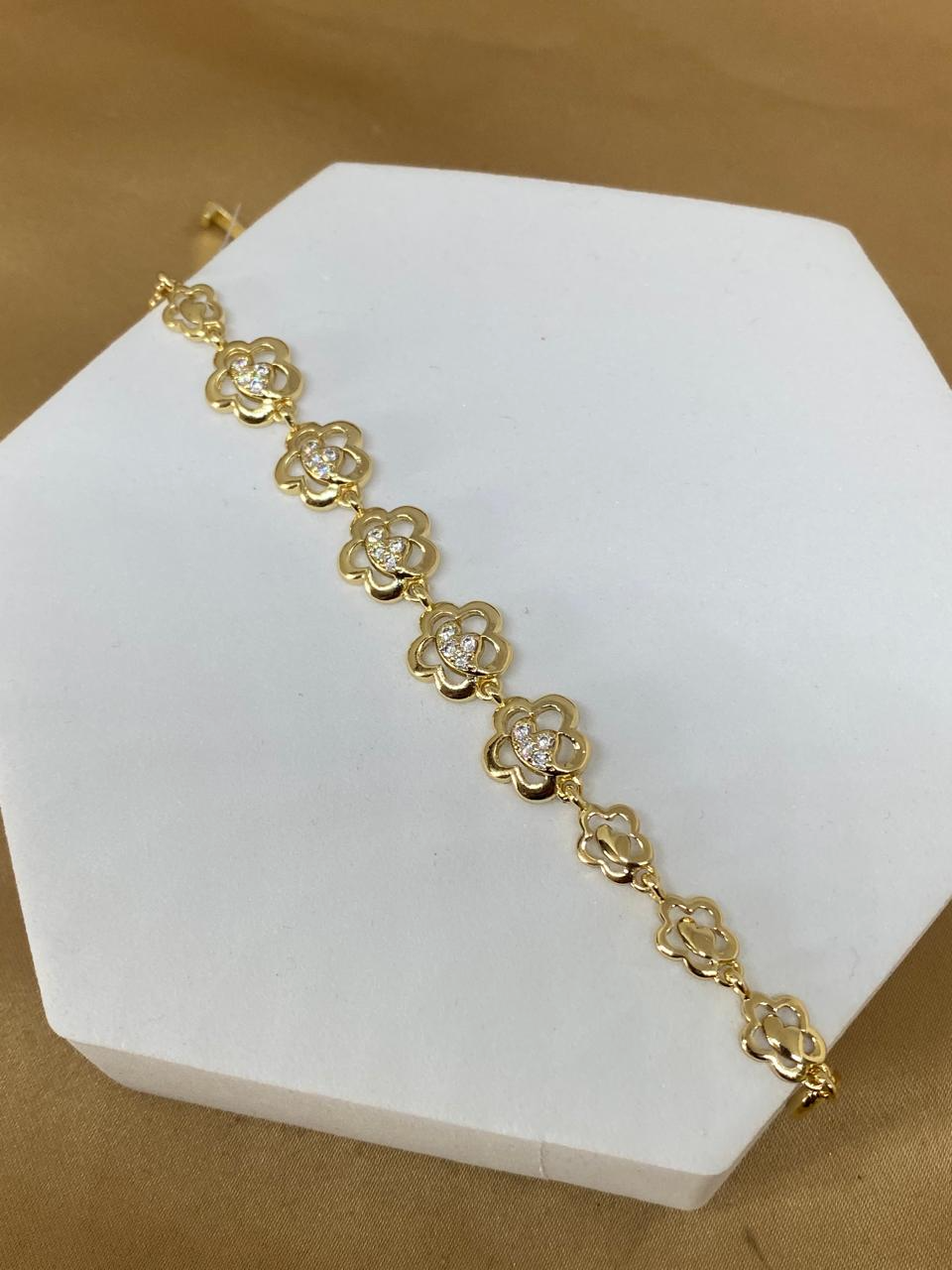 P26490 Pulsera con flores.                         Material: Oro Laminado 14k.
