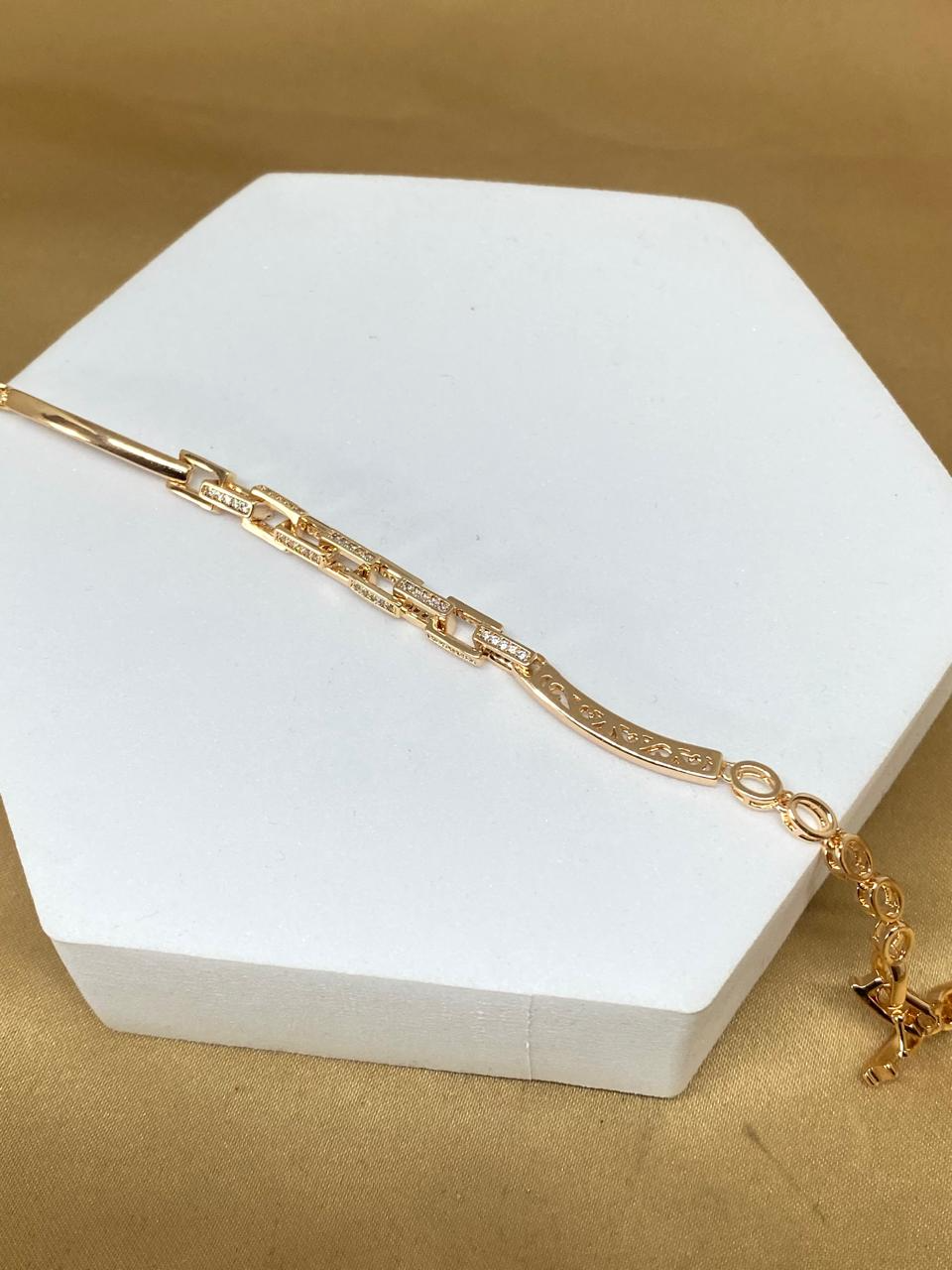 P26488 Pulsera con eslabones cuadrados    Material: Oro Laminado18k.