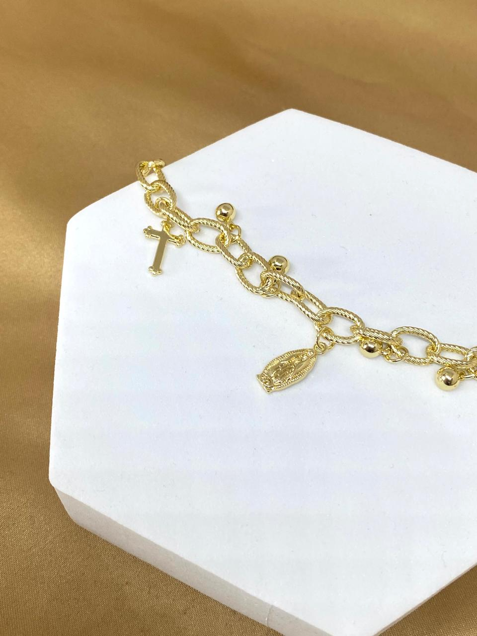 P26487 Pulsera con dijes religiosos.      Material: Oro Laminado 14k.