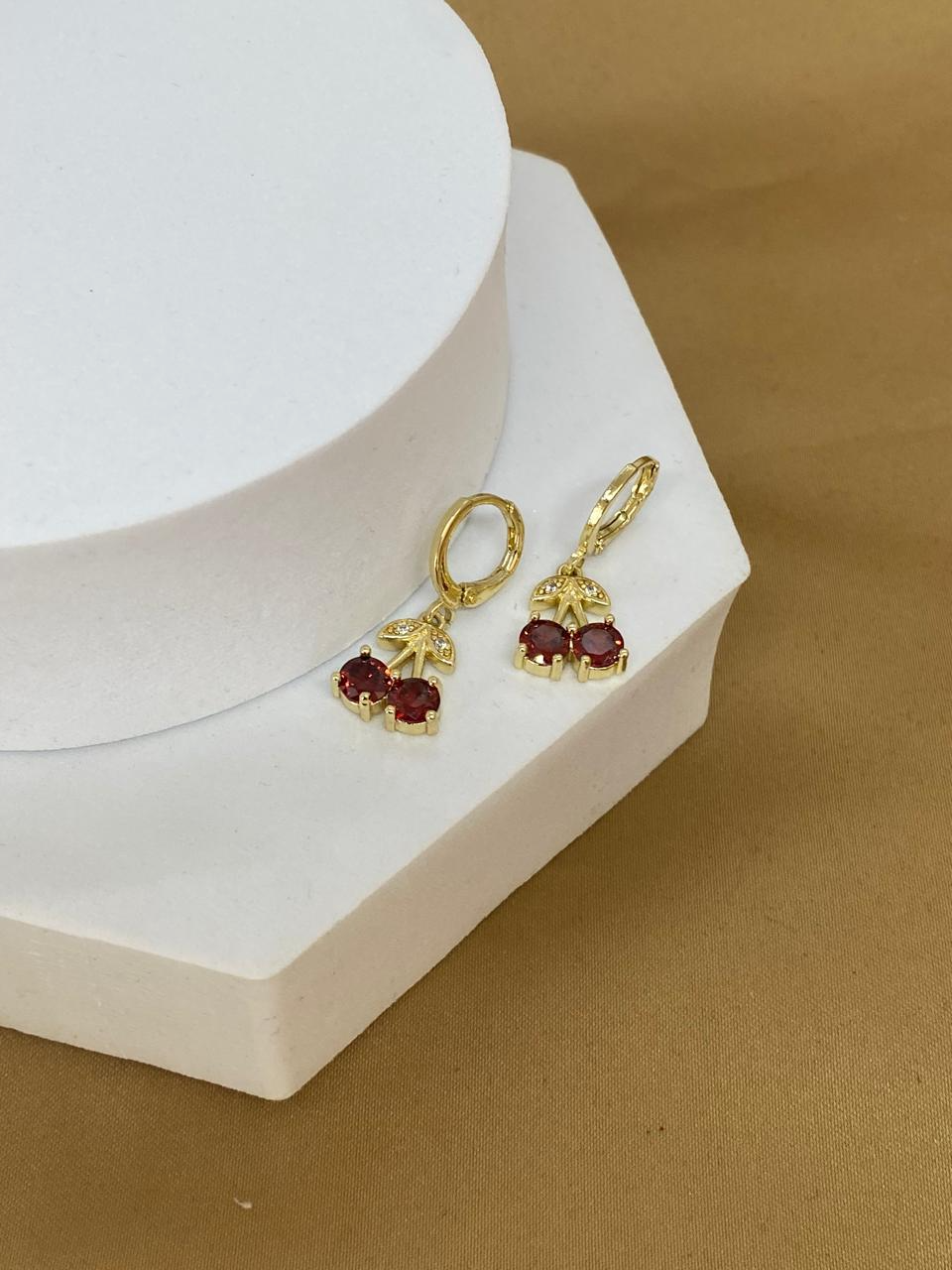 A26485 Arete con cerezas colgantes.     Material: Oro Laminado 14k.