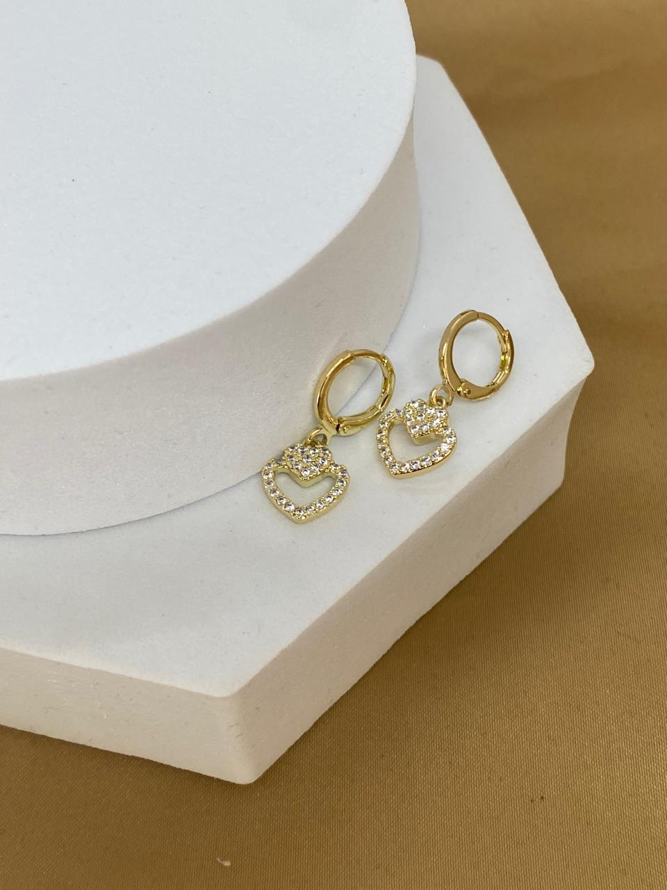 A26485 Arete con corazón colgante.      Material: Oro Laminado 14k.