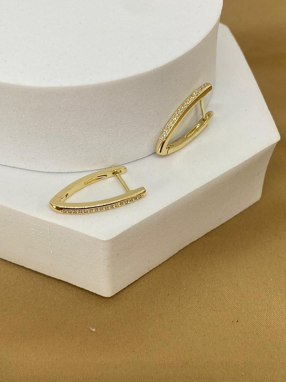 A26484 Arete alargado con piedras.     Material Oro Laminado 14k.