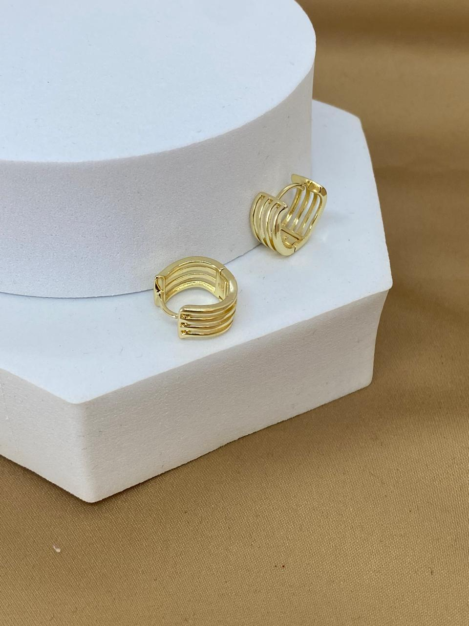 A26483 Arracada chica líneas.        Material: Oro Laminado 14k.