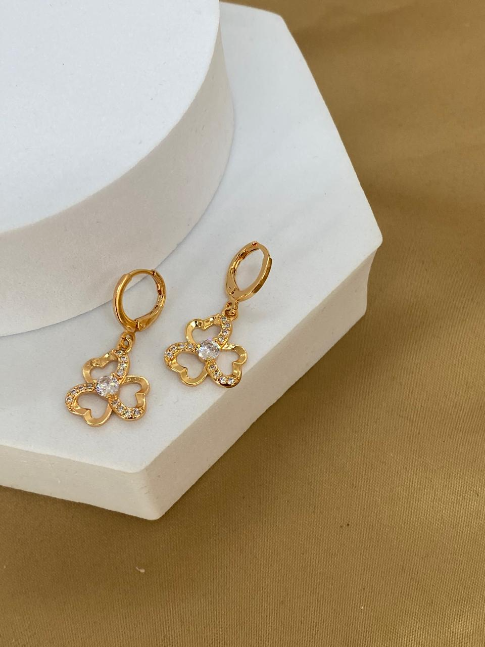 A26482 Arete colgante tipo flor.           Material: Oro Laminado 18k.