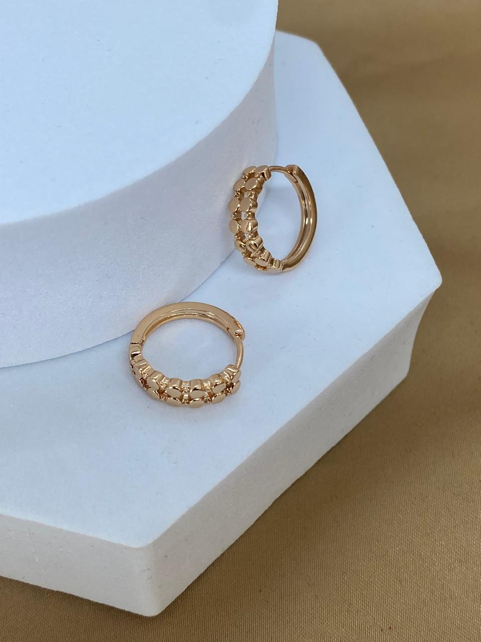 A26481 Arracada con bolitas                      Material: Oro Laminado 18k