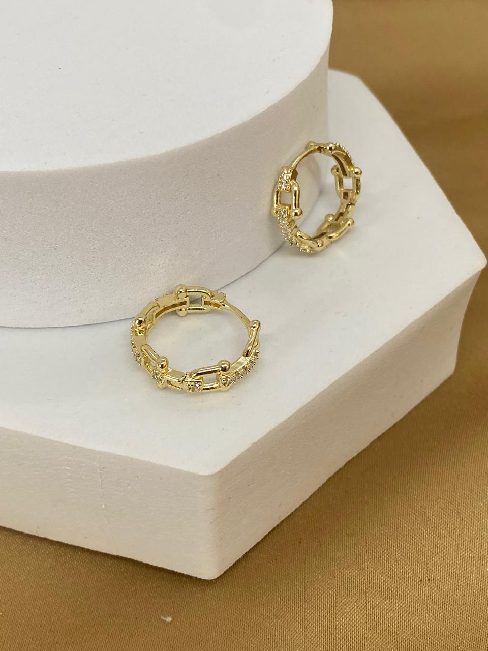 A26480 Arracada esoabones con piedra. Material: Oro Laminado 14k