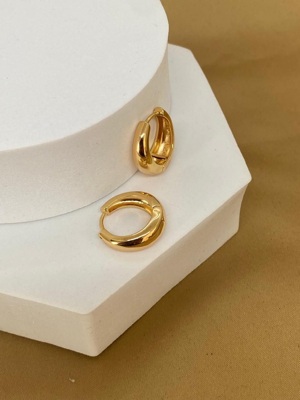 A26478 Arracada tipo gota lisa.           Material: Oro Laminado 18k.