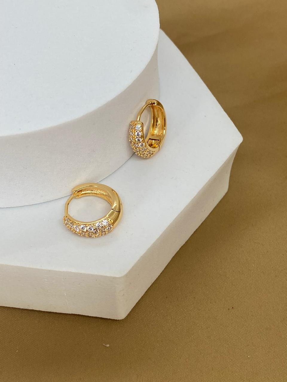 A26477 Arracada con piedra Material: Oro Laminado 18k.