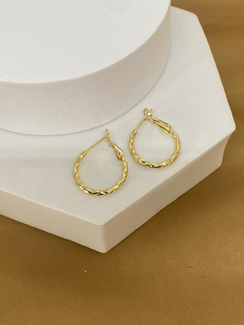 A26474 Arracada chica torsal.          Material: Oro laminado 14k.