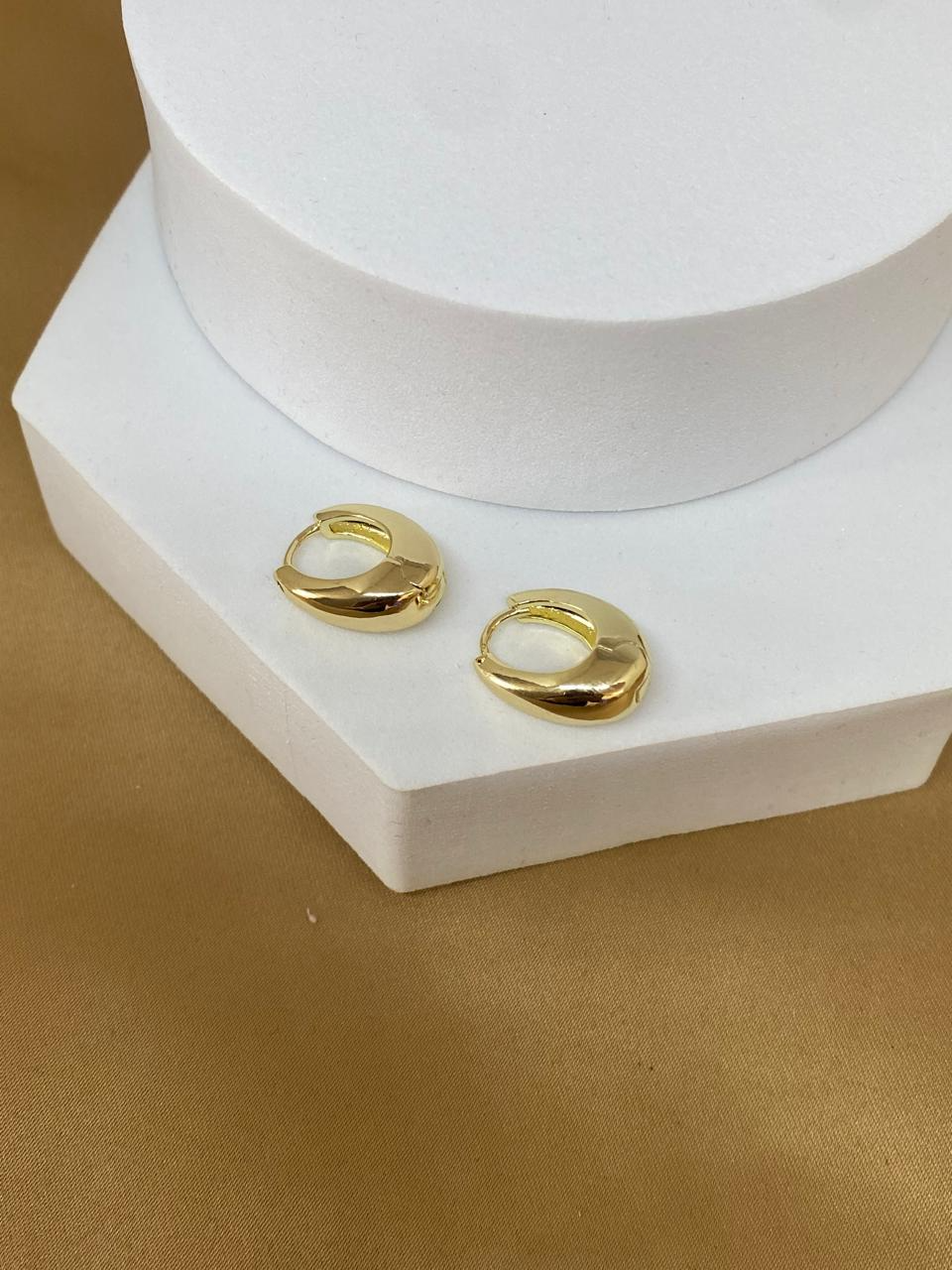 A26473 Arete ovalo liso.                           Material: Oro Laminado 14k.
