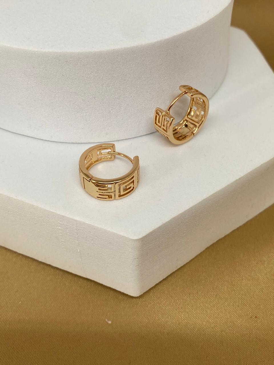 A26472 Arracada con símbolos.             Material: Oro Laminado 18k.