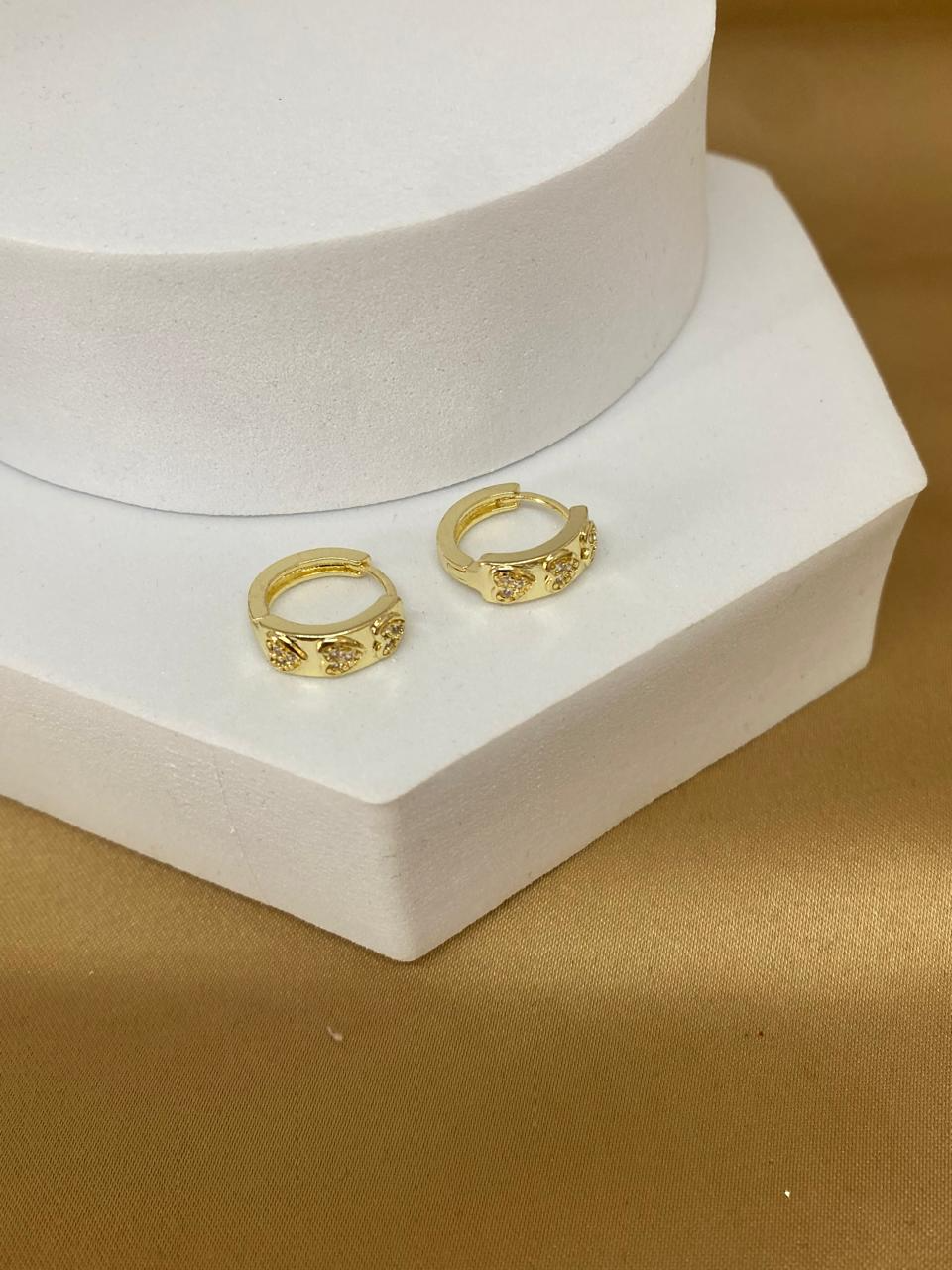 A26471 Arracada chica con corazones.    Material: Oro Laminado 14k.